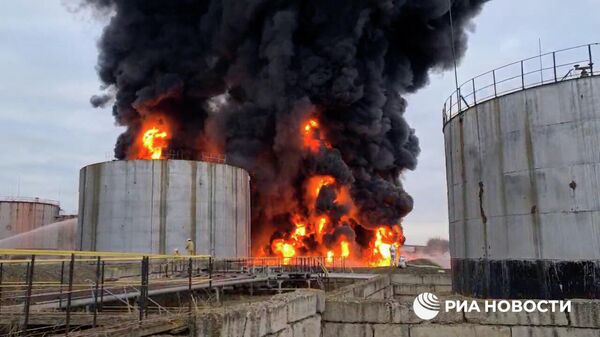 Видео РИА Новости. Пожар на нефтебазе в Луганске - Sputnik Таджикистан