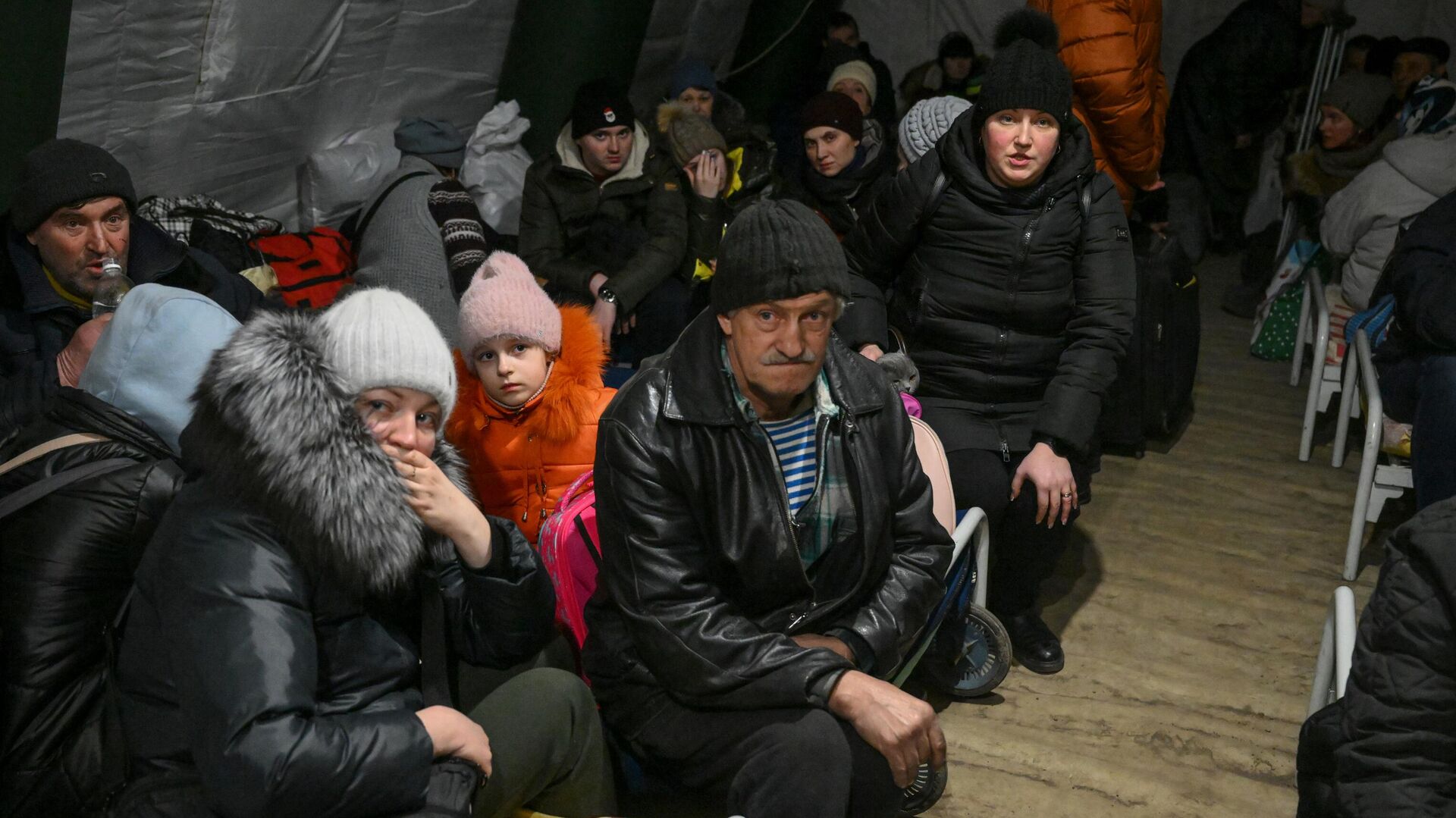 Жители Мариуполя покидают город при помощи гуманитарного коридора, организованного МЧС ДНР - Sputnik Таджикистан, 1920, 07.03.2022
