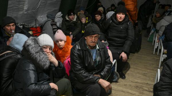 Жители Мариуполя покидают город при помощи гуманитарного коридора, организованного МЧС ДНР - Sputnik Тоҷикистон