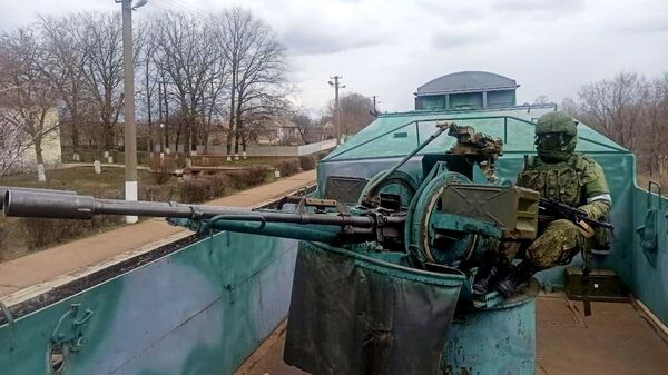 Военные на бронепоезде эвакуировали иностранцев из Херсонской области - Sputnik Таджикистан