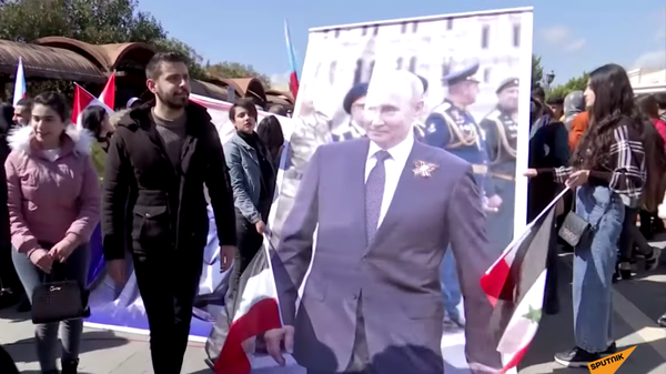 Российские флаги и Катюша: как прошла многотысячная акция в сирийском Хомсе - Sputnik Тоҷикистон