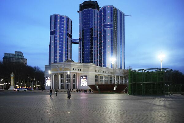 Сложная конструкция устанавливается в столице Таджикистана уже не первый год, но каждый раз его высота прибавляется на пару метров. - Sputnik Таджикистан