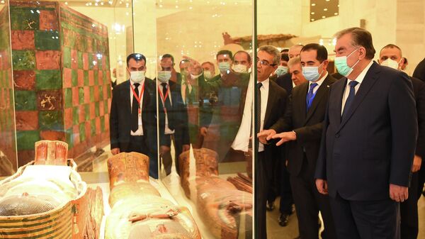Президент Таджикистана Эмомали Рахмон посетил Национальный музей египетской цивилизации  - Sputnik Таджикистан