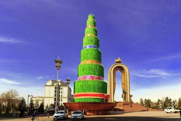 В Душанбе на главной площади Дусти городские власти выстроили новую инсталляцию &quot;Суманак&quot;. - Sputnik Таджикистан