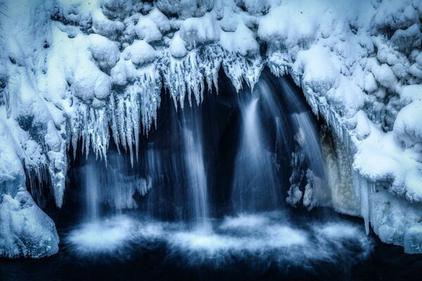 Снимок ледопада японского фотографа Рие Асада занял третье место в категории &quot;Ландшафты и окружающая среда Земли&quot;. - Sputnik Таджикистан