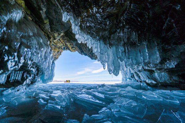 Снимок ледяной пещеры швейцарского фотографа Сабрины Индербитци. - Sputnik Таджикистан
