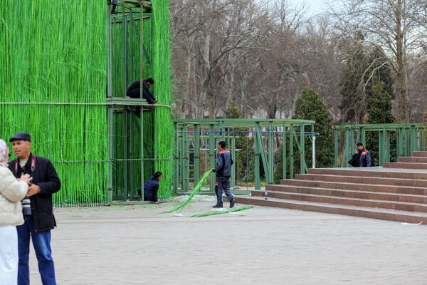 &quot;Суманак&quot; сооружали несколько дней, и теперь зеленый символ, украшенный нарядными праздничными лентами, приковывает взоры местных жителей и гостей столицы. - Sputnik Таджикистан