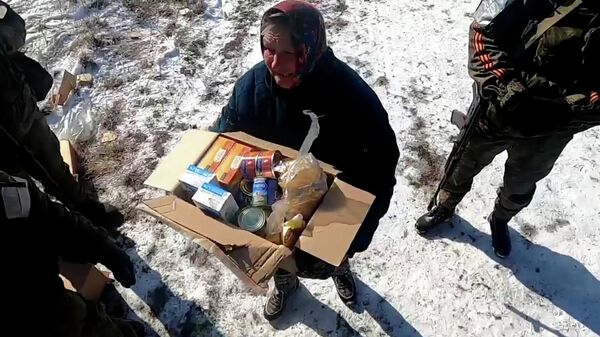 Раздача гуманитарной помощи в Киевской области российскими военными - Sputnik Таджикистан