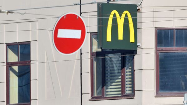 Вывеска на ресторане  Макдоналдс в Москве - Sputnik Таджикистан