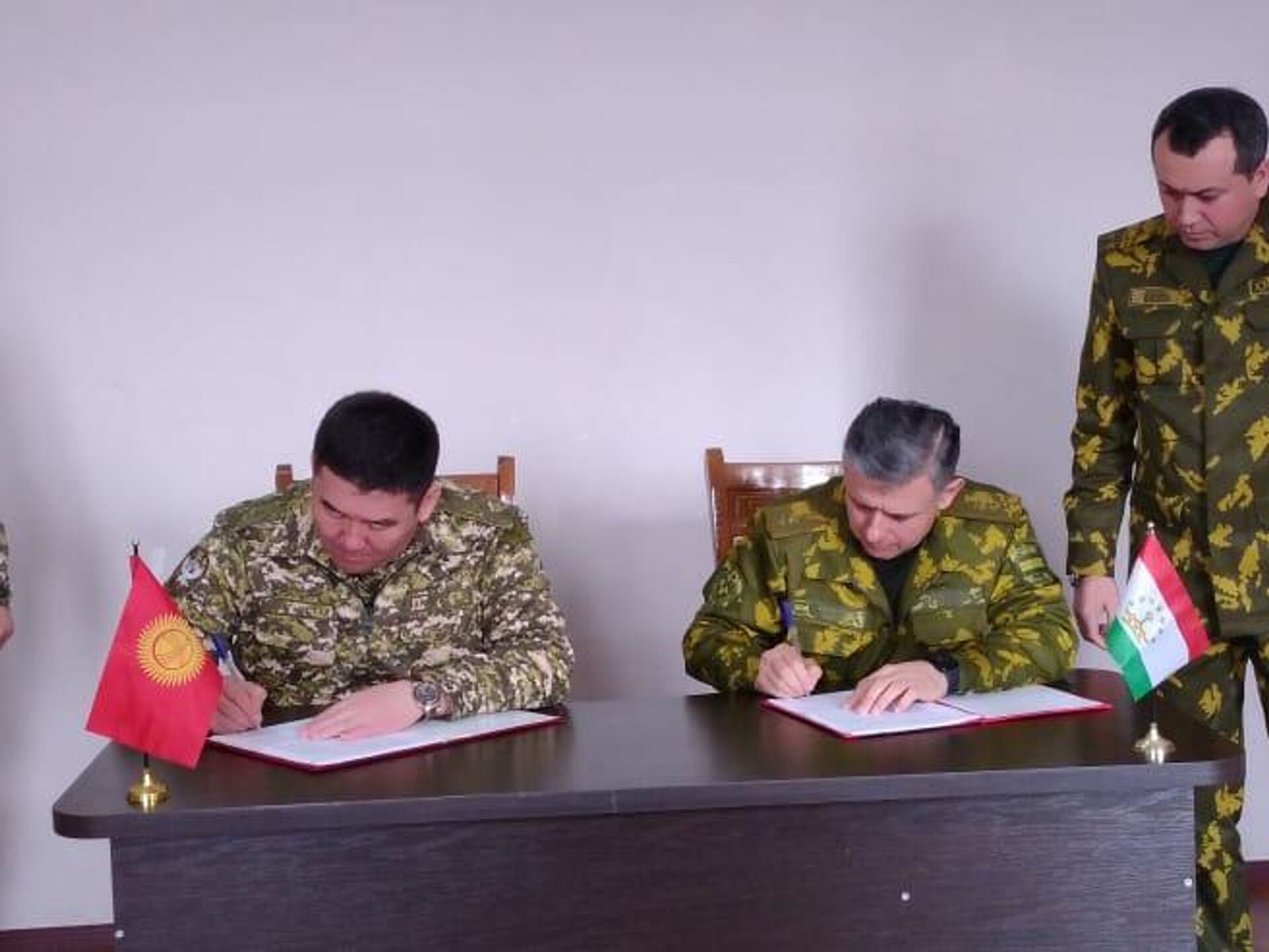 Переговоры на границе. Генерал полковник Раджабали Рахмонали. Киргизия и Таджикистан конфликт 2022. Пограничные войска ГКНБ Таджикистана. Таджикские пограничники.
