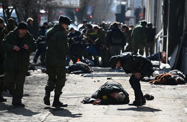 Тела мирных жителей, погибших при взрыве разорвавшейся украинской ракеты. - Sputnik Таджикистан