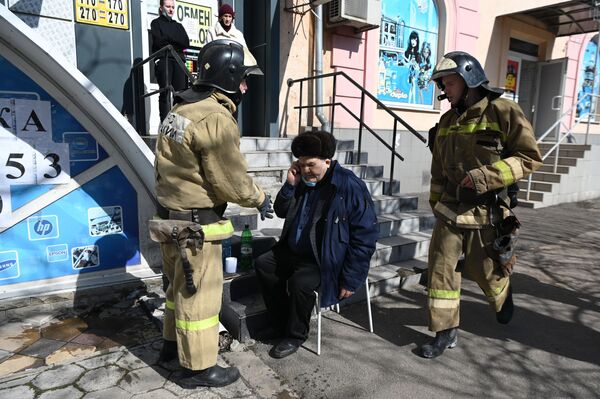 Сотрудники МЧС РФ оказывают помощь мужчине на месте взрыва в центре города.  - Sputnik Таджикистан