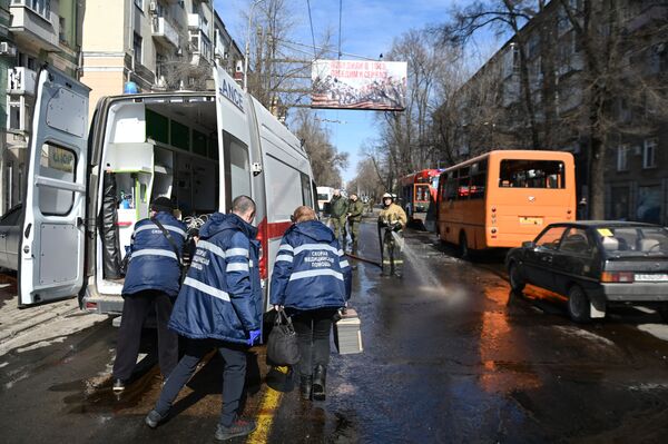 Сотрудники скорой медицинской помощи на месте взрыва в Донецке.  - Sputnik Таджикистан
