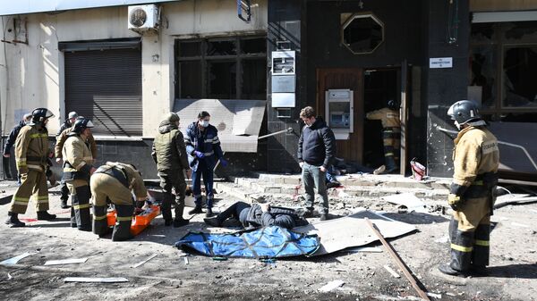 Сотрудники пожарной охраны на месте взрыва в центре Донецка - Sputnik Тоҷикистон