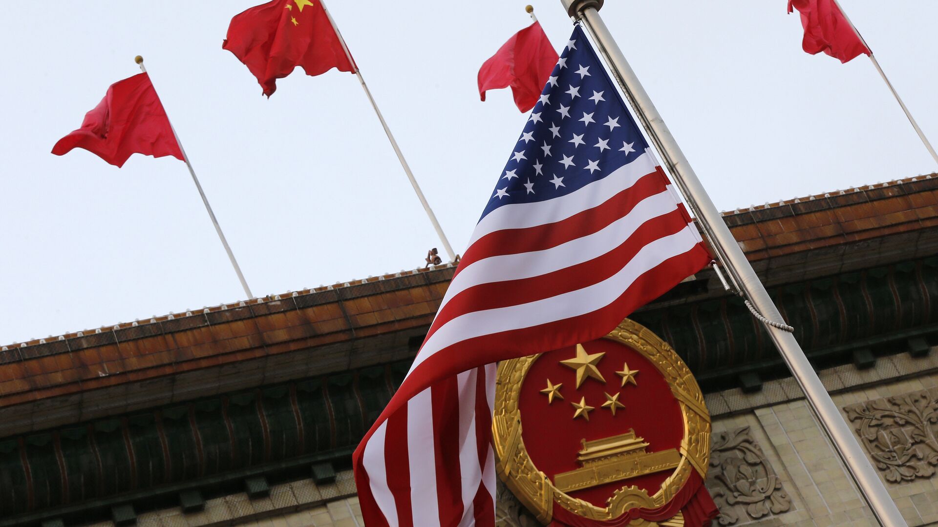 Флаги США и Китая во время визита Дональда Трампа в Пекин 9 ноября 2017 года - Sputnik Таджикистан, 1920, 15.01.2023