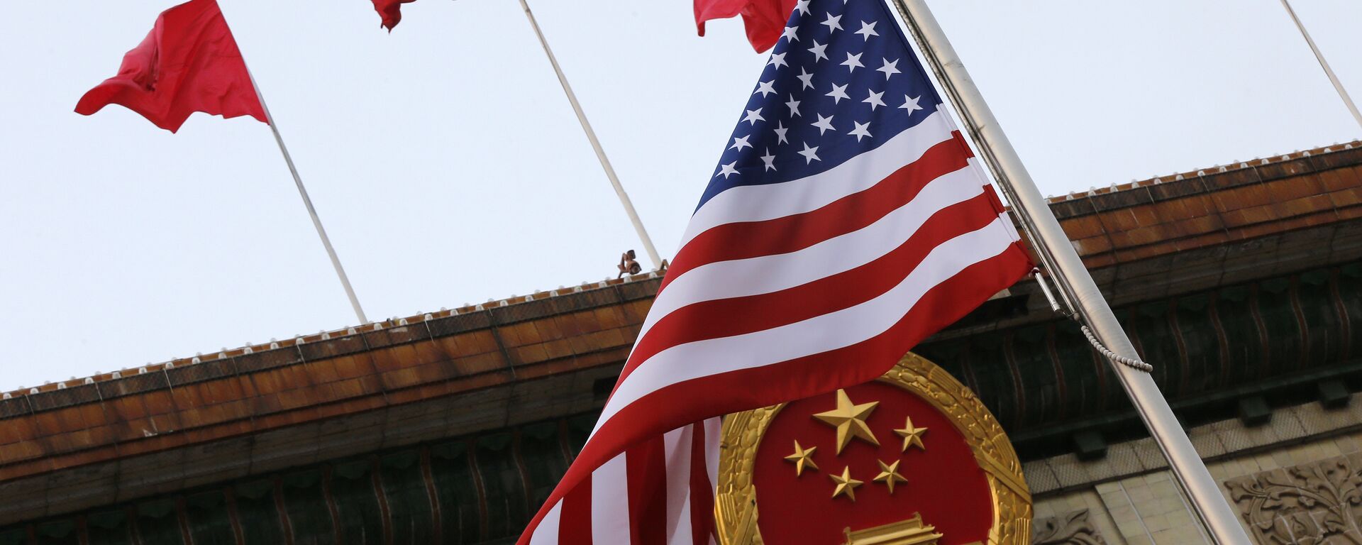 Флаги США и Китая во время визита Дональда Трампа в Пекин 9 ноября 2017 года - Sputnik Тоҷикистон, 1920, 19.05.2022