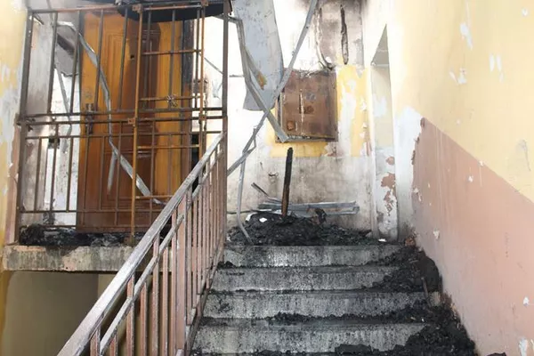 Барои хомӯш кардани алангаи оташ 10 мошини обпош ба макони ҳодиса сафарбар шуданд. Барои хомӯш кардани алангаи оташ 10 мошини обпош ба макони ҳодиса сафарбар шуданд. - Sputnik Тоҷикистон