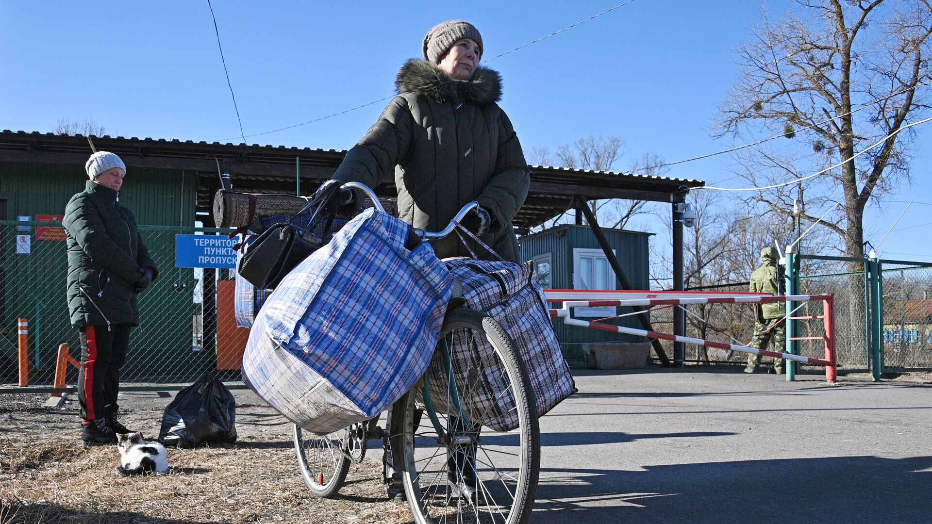 Жительница Украины переезжает с вещами через пункт пропуска Поддобрянка на белорусско-украинской границе - Sputnik Таджикистан, 1920, 16.03.2022