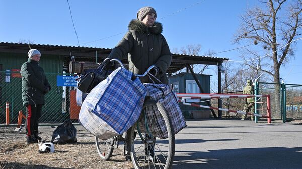 Жительница Украины переезжает с вещами через пункт пропуска Поддобрянка на белорусско-украинской границе - Sputnik Таджикистан
