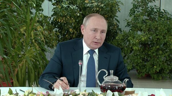 Путин исключил введение военного положения в России - Sputnik Таджикистан