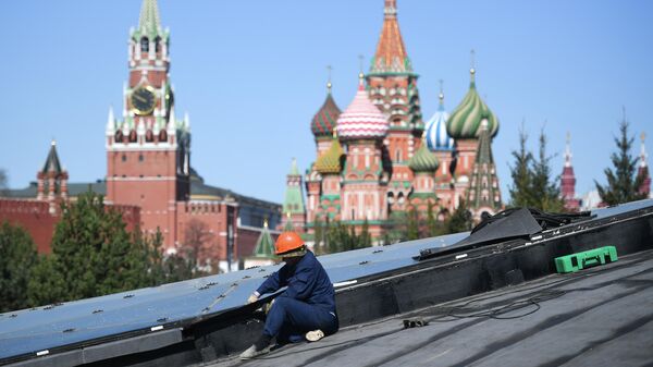 Рабочий во время строительства ландшафтного парка Зарядье в Москве - Sputnik Тоҷикистон