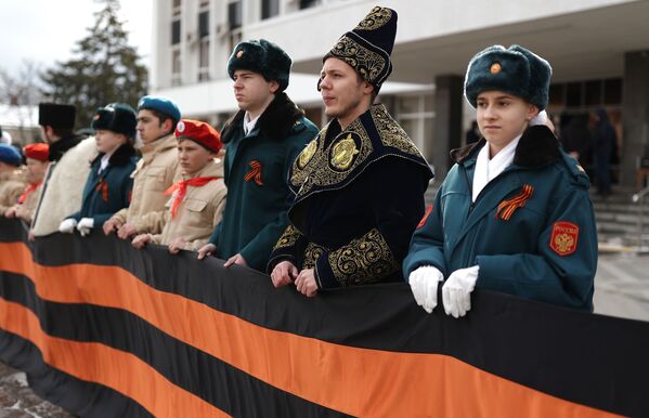 Люди на торжественной церемонии поднятия государственного флага России в Краснодаре.  - Sputnik Таджикистан