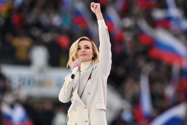 Певица Полина Гагарина выступает на митинге-концерте в Лужниках, посвященном воссоединению Крыма с Россией - Sputnik Таджикистан