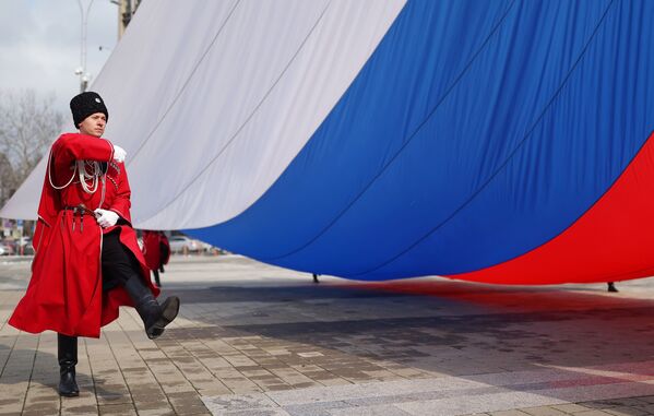 Казак почетного караула Кубанского казачьего войска на торжественной церемонии поднятия государственного флага России в Краснодаре.  - Sputnik Таджикистан