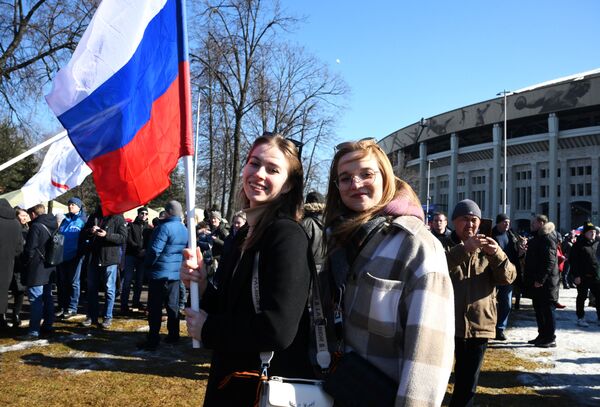 Люди собираются у большой спортивной арены Лужники в Москве перед началом митинга-концерта, посвященного воссоединению Крыма с Россией - Sputnik Таджикистан