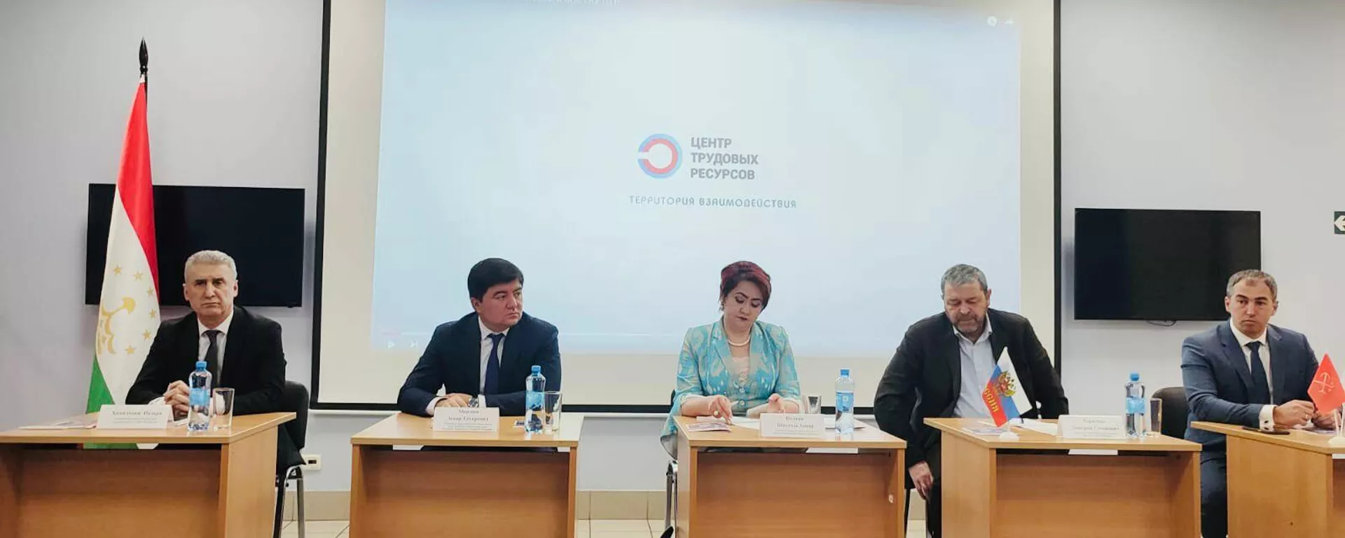  Мулоқоти Нодирӣ Шаҳноза Анвар бо раиси Кумитаи меҳнат ва шуғли аҳолии шаҳри Санкт – Петербург Чернейко Дмитрий  - Sputnik Тоҷикистон, 1920, 21.03.2022