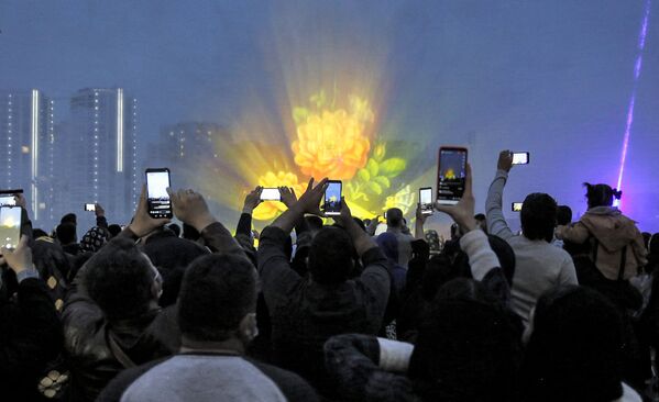 Люди снимают на телефоны церемонию празднования Навруза в Иране. - Sputnik Таджикистан
