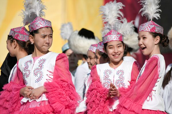 Девочки в национальных костюмах на праздновании Навруза на площади Ала-Тоо в Бишкеке.  - Sputnik Таджикистан