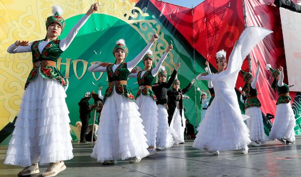 Артисты в национальных костюмах на праздновании Навруза на площади Ала-Тоо в Бишкеке.  - Sputnik Таджикистан