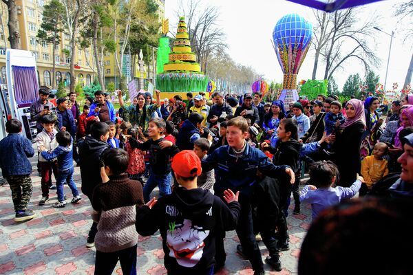 Праздновать Навруз на главную площадь Душанбе приходят и взрослые, и дети. - Sputnik Таджикистан
