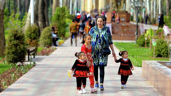 Жители города Душанбе во время проведения праздника Навруз - Sputnik Тоҷикистон