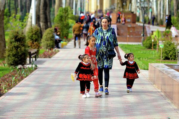 Весь Душанбе выбрался на свежий воздух, ведь в парках и на площадях открылись ярмарки, а в воздухе разливалась музыка от исполнителей и певцов страны. - Sputnik Таджикистан