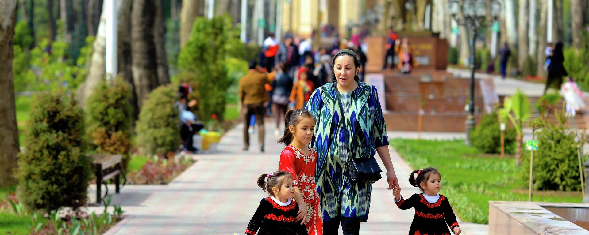Жители города Душанбе во время проведения праздника Навруз - Sputnik Тоҷикистон, 1920, 13.05.2022