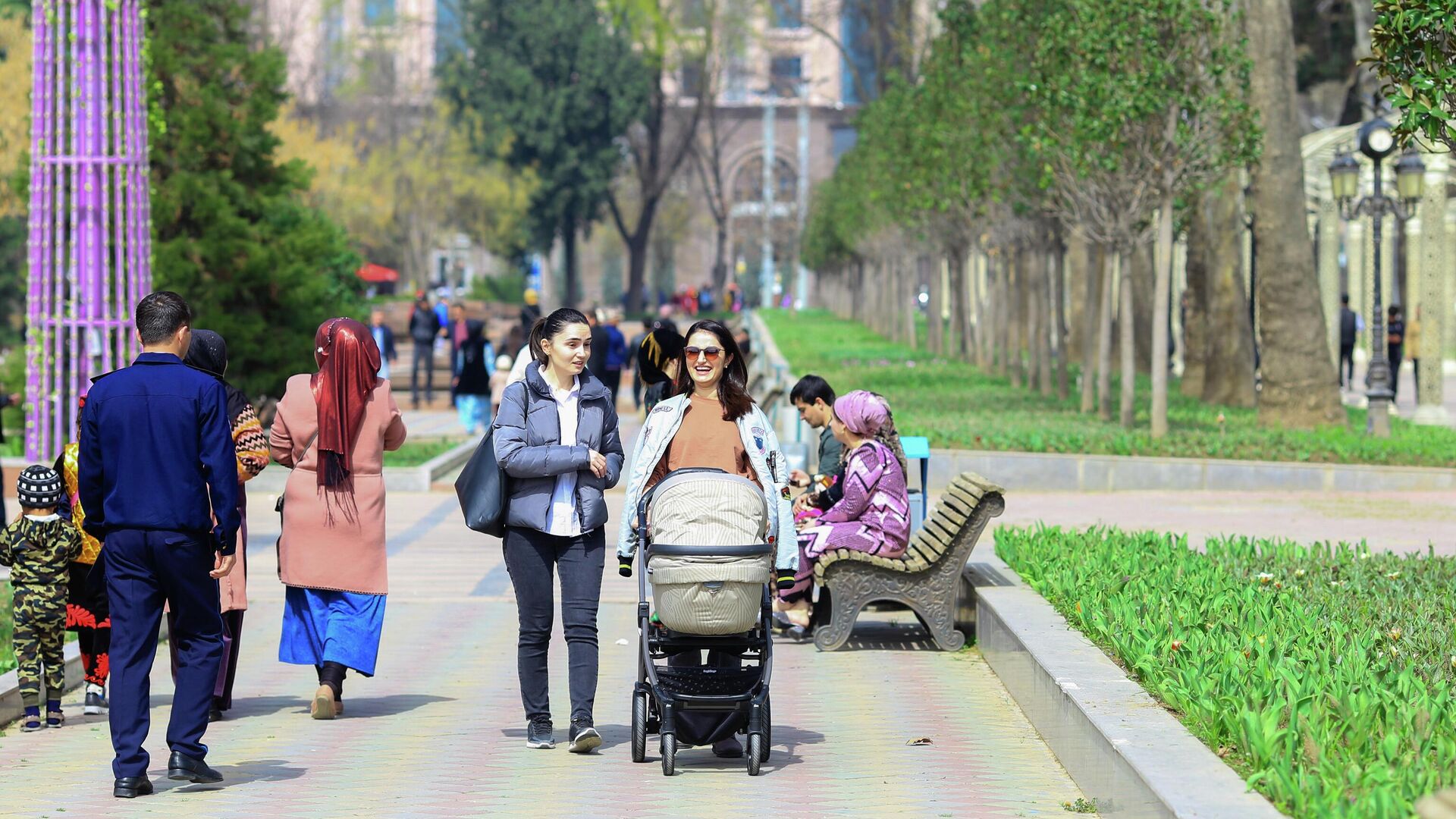 Жители города Душанбе во время проведения праздника Навруз - Sputnik Тоҷикистон, 1920, 01.04.2022