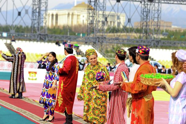 Среди исполнителей стояли девушки с символом весеннего праздника - суманака. - Sputnik Таджикистан
