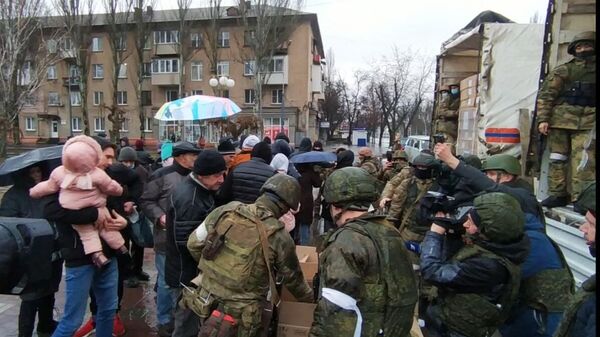 Из Крыма в украинский Мелитополь доставлено 110 тонн гуманитарной помощи населению - Sputnik Таджикистан