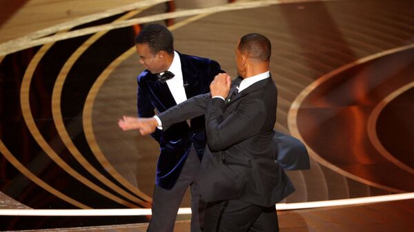 Актер Уилл Смит дает пощечину ведущему Крису Року на церемонии вручения 94й премии Оскар в Калифорнии  - Sputnik Таджикистан