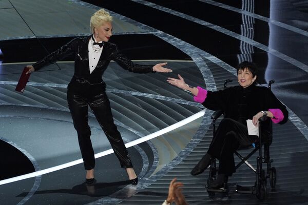 Леди Гага и Лайза Миннелли вручили награду за лучший фильм на церемонии &quot;Оскар&quot;. - Sputnik Таджикистан