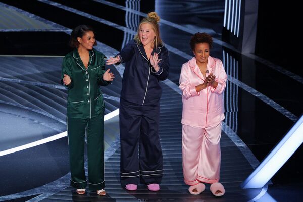Ведущие Реджина Холл, Эми Шумер и Ванда Сайкс, например, появились на сцене в конце шоу в домашних пижамах. - Sputnik Таджикистан