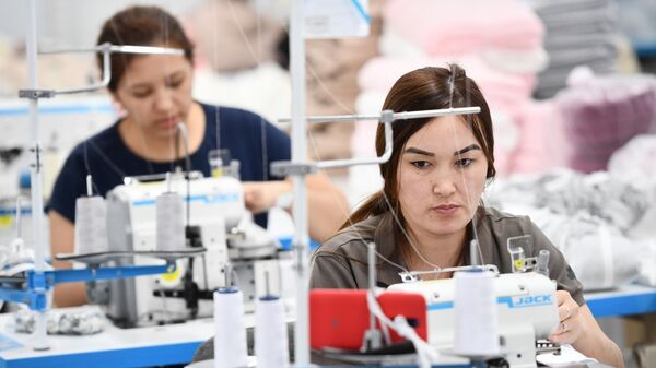 Работницы в швейном цехе на фабрике  - Sputnik Таджикистан