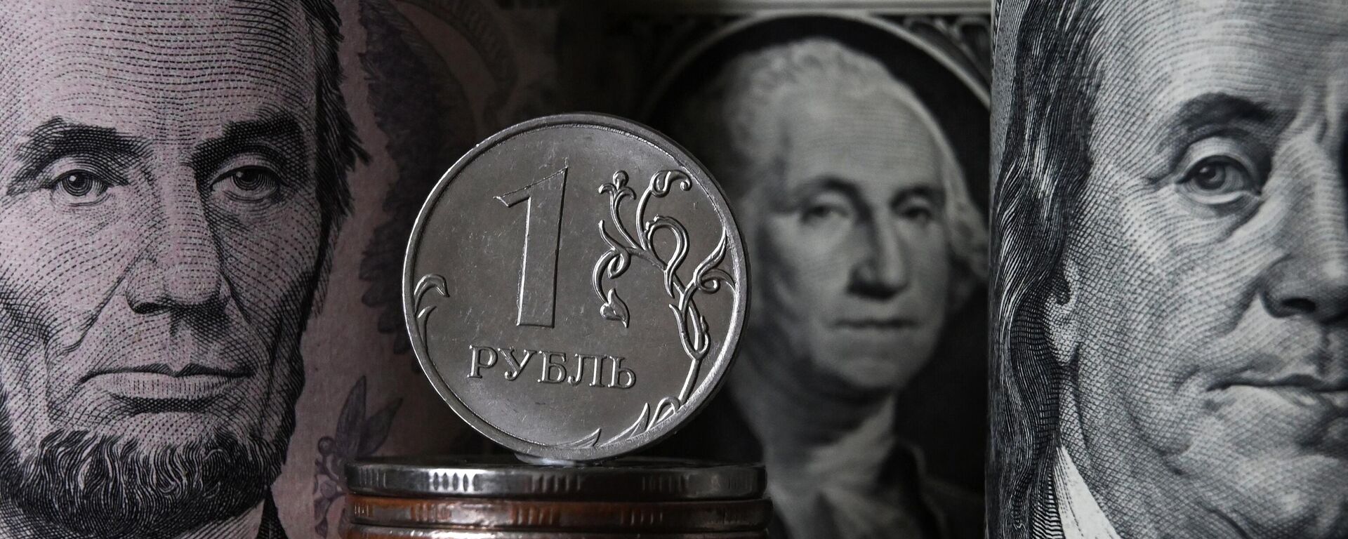 Рубль и доллары - Sputnik Таджикистан, 1920, 27.12.2023