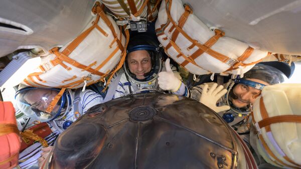 Экипаж МКС в составе космонавтов Роскосмоса Антона Шкаплерова и Петра Дуброва, а также астронавта NASA Марка Ванде Хая после посадки  - Sputnik Тоҷикистон