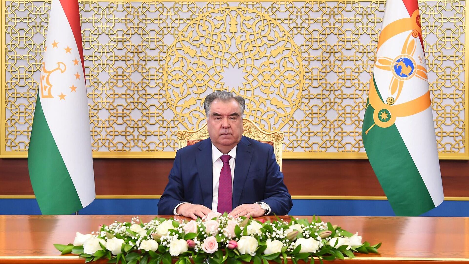 Рахмон поздравил таджикистанцев с Днем народного единства
