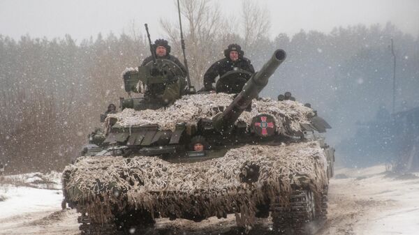 Украинские военные на танке - Sputnik Тоҷикистон