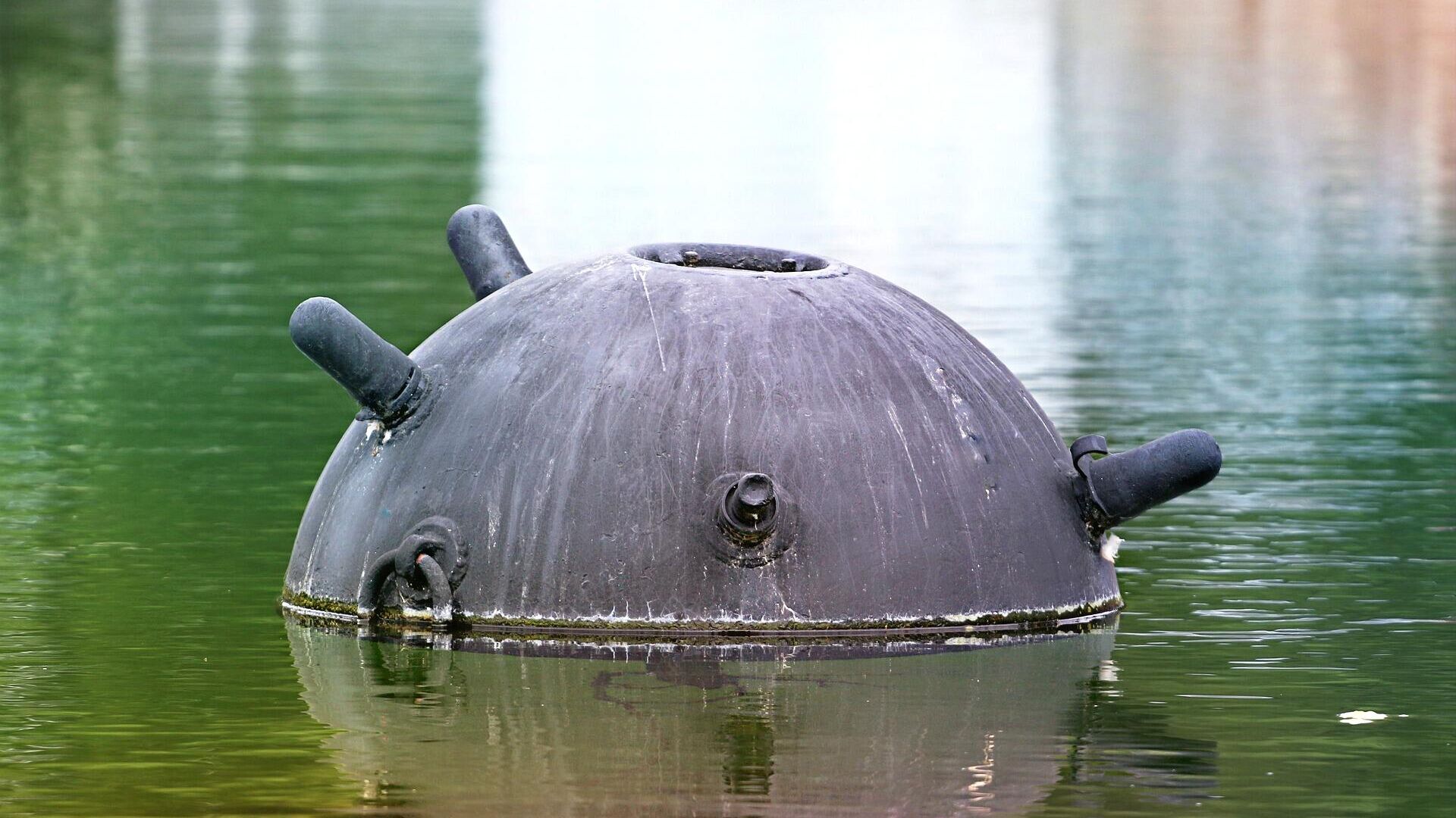 Морская якорная мина в воде - Sputnik Таджикистан, 1920, 29.03.2022