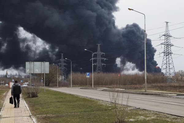 Огромный столб черного дыма поднимается над горящей нефтебазой. - Sputnik Таджикистан